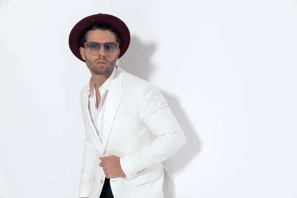 Sexy Cool Man Hat Sunglasses Unbuttoning White Jacket Suit While — Stock Photo, Image