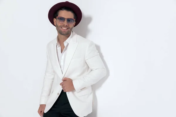 Ελκυστική Νεαρός Άνδρας Καπέλο Και Γυαλιά Ηλίου Ρύθμιση Λευκό Σακάκι — Φωτογραφία Αρχείου