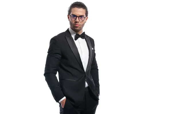 若いビジネスマンがポケットに手を入れて白いスタジオの背景に眼鏡をかけて — ストック写真