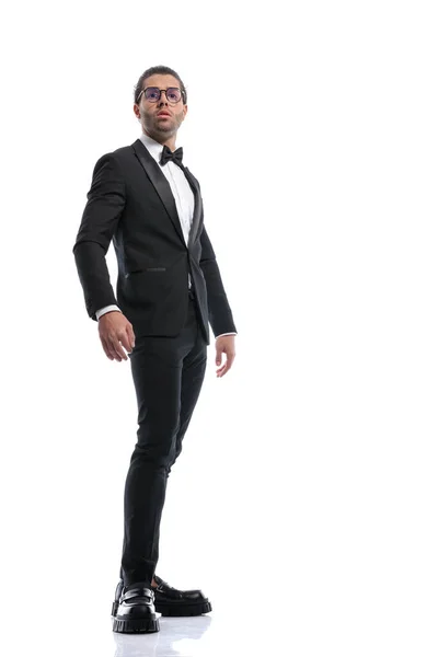 Eleganter Geschäftsmann Posiert Mit Einem Gefühl Des Stolzes Und Trägt — Stockfoto