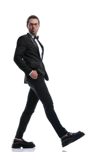 Atrakcyjny Biznesmen Spaceru Boku Kieszeniach Noszenie Okularów Białym Tle Studio — Zdjęcie stockowe