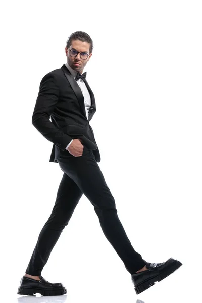 Homem Negócios Elegante Andando Com Mãos Nos Bolsos Rosto Louco — Fotografia de Stock