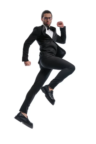Atractivo Hombre Negocios Saltando Alto Cielo Usando Gafas Contra Fondo — Foto de Stock