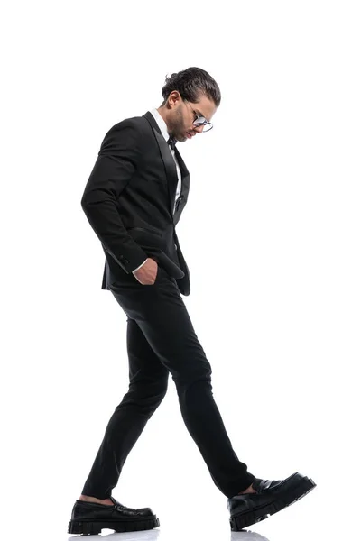 Przystojny Biznesmen Chodzenie Rękami Kieszeniach Patrząc Dół Noszenie Okularów Białym — Zdjęcie stockowe