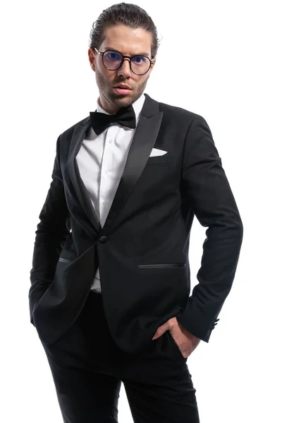 Elegancki Biznesmen Ładnym Stylu Pozowanie Rękami Kieszeniach Noszenie Okularów Białym — Zdjęcie stockowe