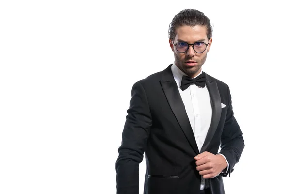 Jovem Empresário Desabotoando Seu Casaco Com Atitude Dura Vestindo Óculos — Fotografia de Stock