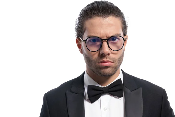 Schöner Geschäftsmann Der Mit Irrem Gesicht Und Brille Vor Weißem — Stockfoto
