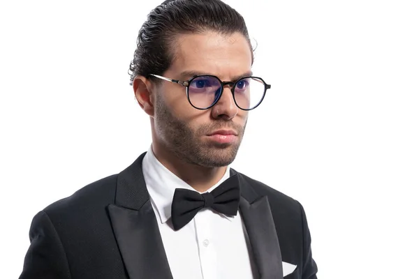 Atraktivní Podnikatel Dívá Pryč Myslí Něco Špatného Nosí Brýle Bílém — Stock fotografie