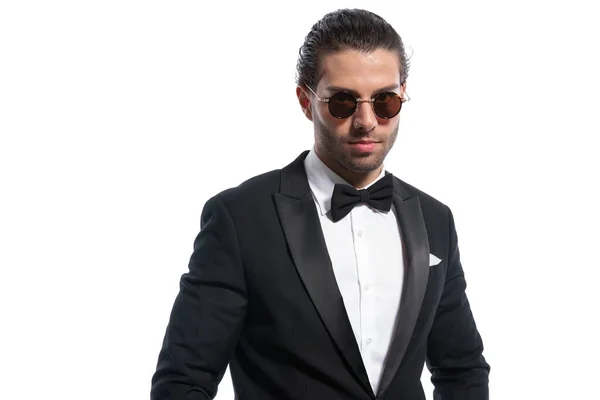 Empresário Sexy Posando Olhando Para Câmera Vestindo Óculos Contra Fundo — Fotografia de Stock