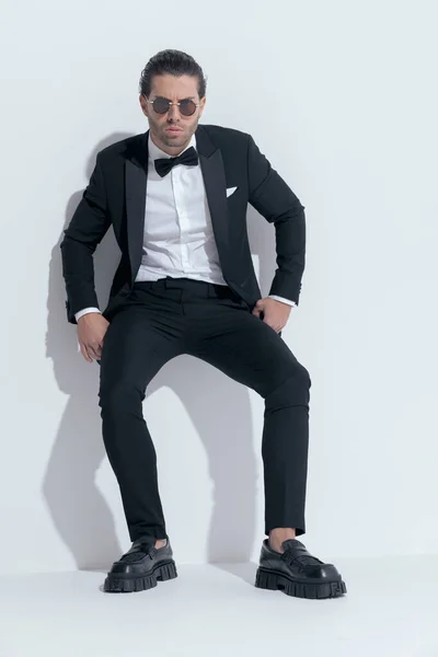 Sexy Biznesmen Opierając Się Ścianie Szalony Wygląd Noszenie Okularów Białym — Zdjęcie stockowe
