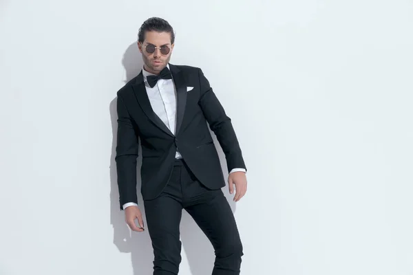 Bonito Empresário Com Masculino Quadro Posando Vestindo Óculos Contra Branco — Fotografia de Stock
