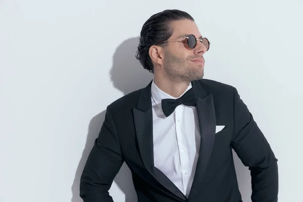 Empresário Sexy Olhando Para Lado Sorrindo Vestindo Óculos Contra Fundo — Fotografia de Stock
