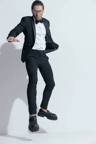 Elegante Hombre Negocios Saltando Dominando Montura Usando Gafas Contra Fondo — Foto de Stock