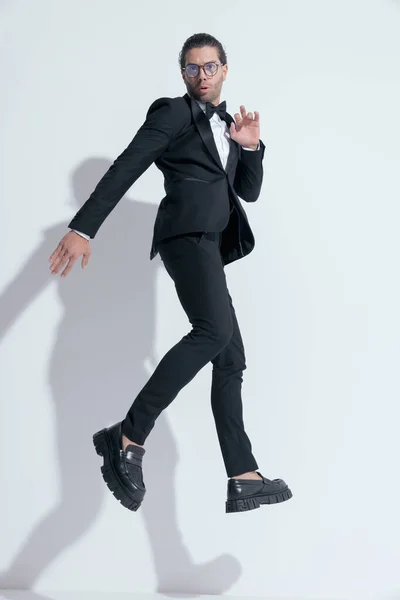 Sexy Uomo Affari Saltando Con Stile Aria Indossando Occhiali Sullo — Foto Stock