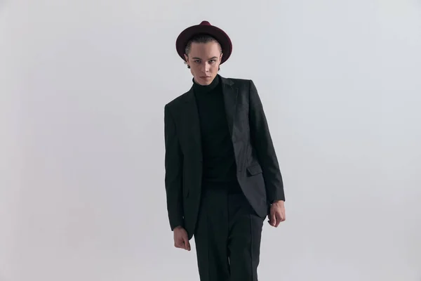 Moda Zdjęcie Atrakcyjnego Biznesmena Daje Twarde Spojrzenie Aparat Noszenie Stylowy — Zdjęcie stockowe