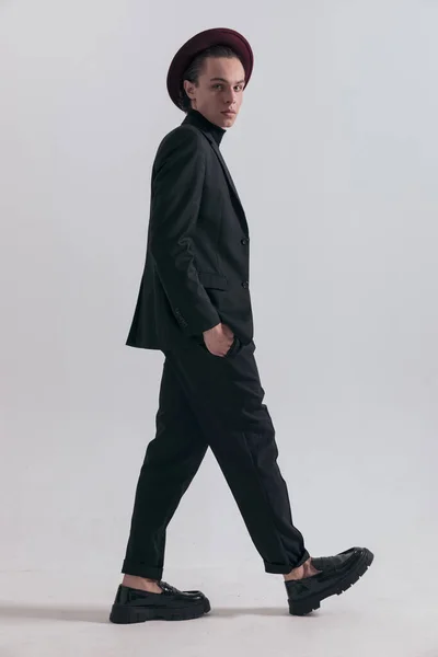 Moda Zdjęcie Przystojnego Biznesmena Spaceru Bok Patrząc Aparat Noszenie Stylowy — Zdjęcie stockowe