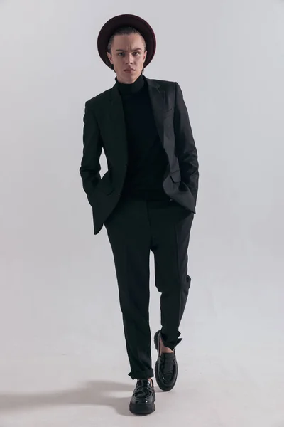 Moda Zdjęcie Przystojnego Biznesmena Idącego Kierunku Kamery Postawą Noszenie Stylowy — Zdjęcie stockowe