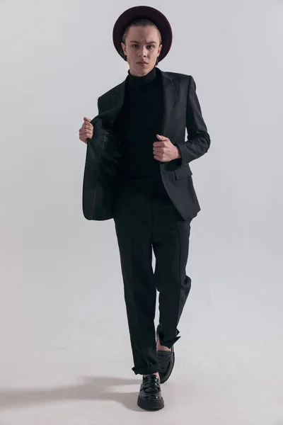 Modebild Eines Attraktiven Geschäftsmannes Der Auf Die Kamera Zugeht Seine — Stockfoto
