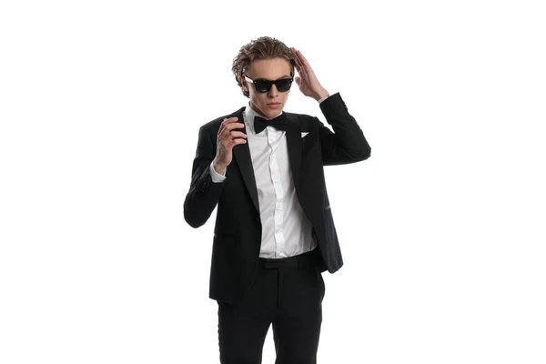 Jovem Empresário Organizar Seu Cabelo Liso Volta Vestindo Uma Roupa — Fotografia de Stock