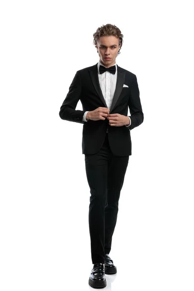 Empresário Sexy Andando Fechando Seu Smoking Vestindo Uma Roupa Formal — Fotografia de Stock