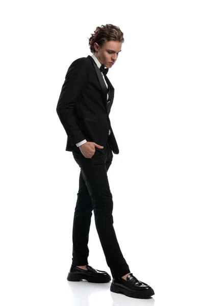 Νεαρός Επιχειρηματίας Περπατώντας Δραματική Στάση Φορώντας Επίσημο Ένδυμα Λευκό Φόντο — Φωτογραφία Αρχείου