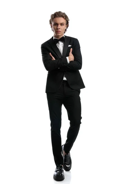 Mladý Podnikatel Kráčí Rukama Zkříženýma Prsou Sobě Formální Oblečení Bílém — Stock fotografie