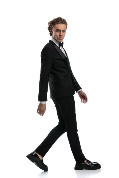 Elegante Hombre Negocios Caminando Lado Mirando Cámara Vistiendo Traje Formal — Foto de Stock