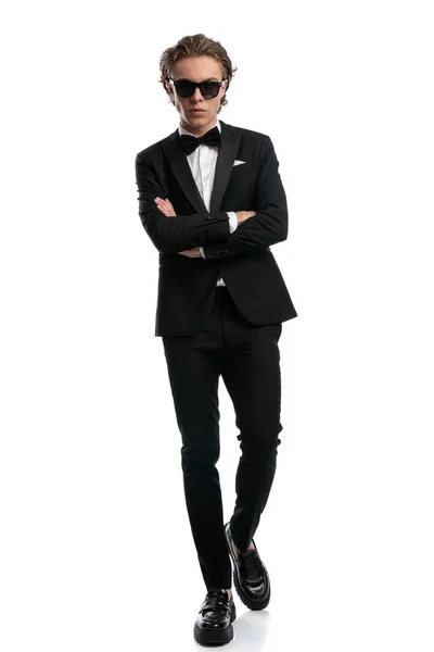 Elegancki Biznesmen Pozowanie Twardą Męską Ramą Noszenie Formalnego Stroju Białym — Zdjęcie stockowe