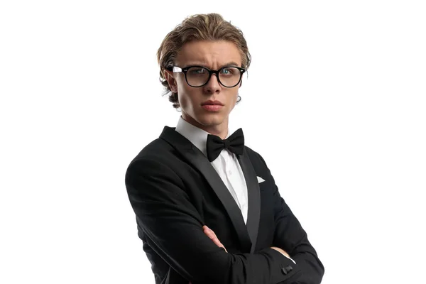 若い実業家が眼鏡をかけて白いスタジオの背景に正式な衣装を着て — ストック写真