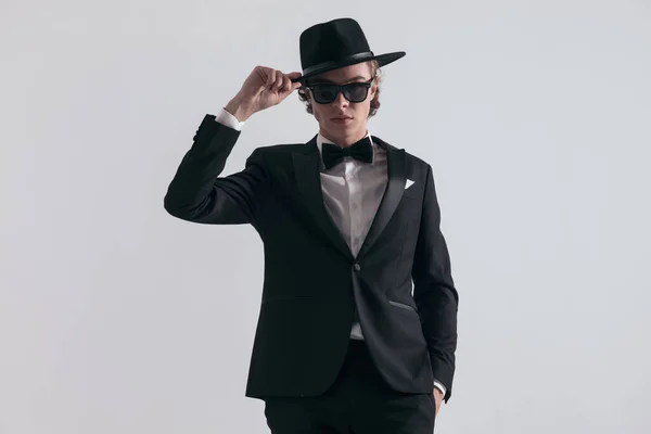 Sexy Padrino Vistiendo Esmoquin Negro Gafas Sol Ajustando Sombrero Negro —  Fotos de Stock