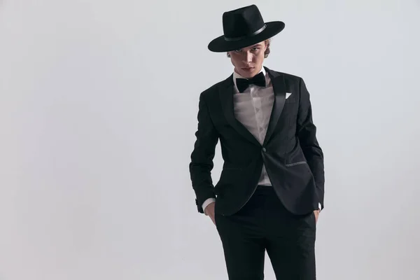 Eleganter Modemann Schwarzen Smoking Mit Hut Die Hände Taschen Vor — Stockfoto