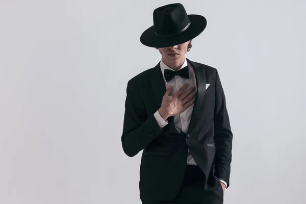 Eleganter Junger Mann Schwarzen Smoking Mit Hut Auf Den Augen — Stockfoto