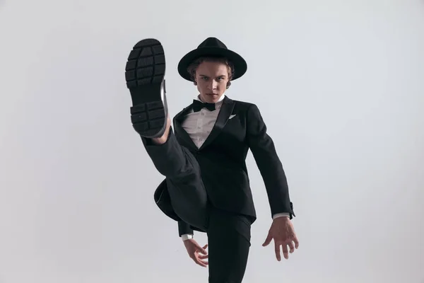 Elegant Young Groom Black Tuxedo Hat Holding Showing Sole While — Stock Photo, Image