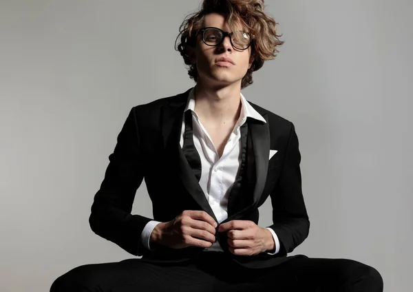 Sexy Junger Mann Mit Lockigen Langen Haaren Mit Brille Knöpft — Stockfoto