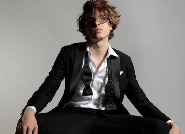 Eleganter Junger Mann Mit Brille Trägt Schwarzen Smoking Und Posiert — Stockfoto