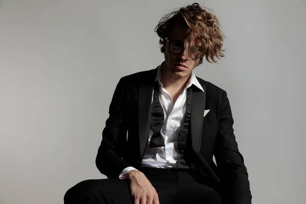Elegante Uomo Migliore Smoking Nero Con Camicia Collo Aperto Posa — Foto Stock
