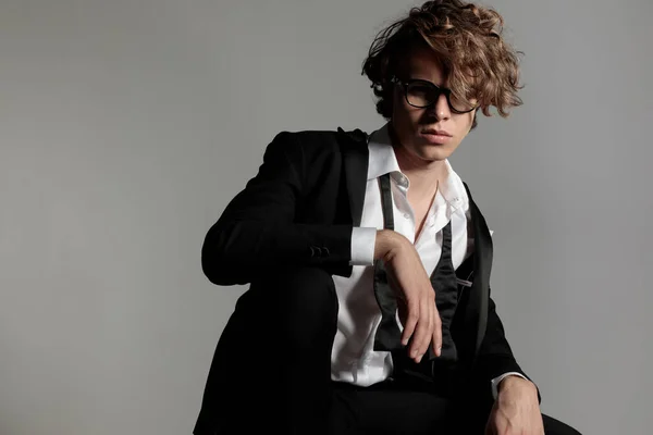 Sexy Fashion Guy Tuxedo Open Collar Shirt Glasses Holding Arms — Stock Photo, Image