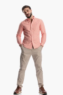 Sakallı, ekose gömlekli ve beyaz arka planda el ele tutuşan yakışıklı bir genç.