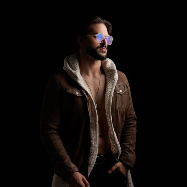 Porträt Eines Hemdlosen Attraktiven Jungen Mannes Mit Brille Der Jacke — Stockfoto