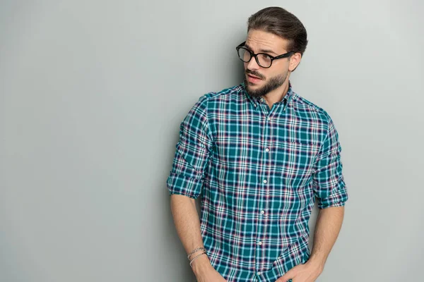 Sexy Casual Mężczyzna Okulary Kratę Koszula Patrząc Bok Pozowanie Przed — Zdjęcie stockowe