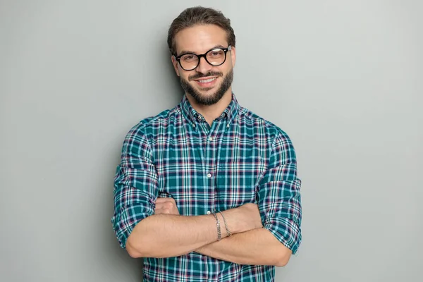 Retrato Homem Nerd Feliz Com Óculos Vestindo Camisa Xadrez Cruzando — Fotografia de Stock