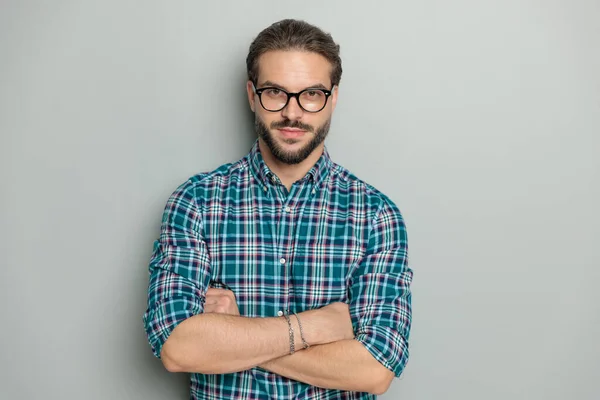 Retrato Jovem Confiante Com Óculos Dobrando Braços Posando Frente Fundo — Fotografia de Stock