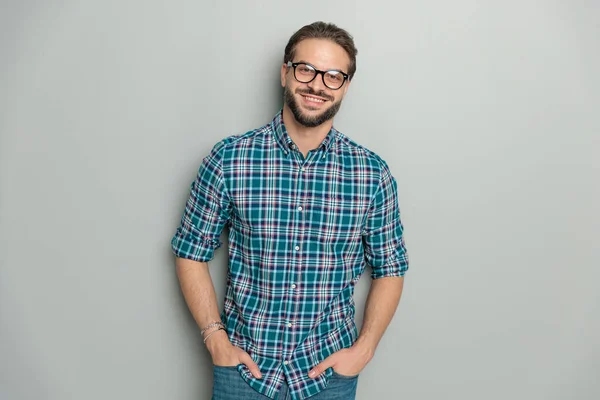 Homem Feliz Com Óculos Vestindo Camisa Xadrez Mãos Dadas Bolsos — Fotografia de Stock