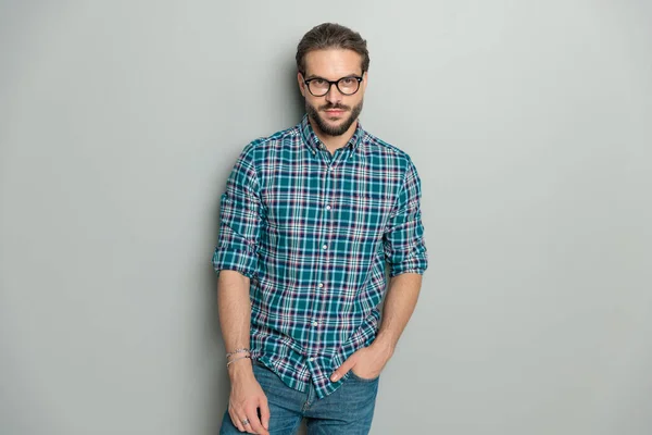 Glücklicher Lässiger Typ Mit Brille Kariertem Hemd Und Der Hand — Stockfoto