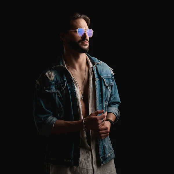 Obrázek Atraktivního Neoholeného Muže Brýlemi Džínové Bundě Rozepnutou Košili Ukazující — Stock fotografie