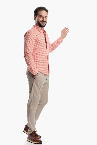 Ekose Gömlekli Mutlu Genç Adamın Yan Görünüşü Cebinde Beyaz Arka — Stok fotoğraf