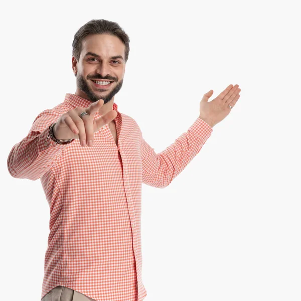 Hombre Casual Excitado Camisa Cuadros Sonriendo Mientras Muestra Presenta Lado —  Fotos de Stock