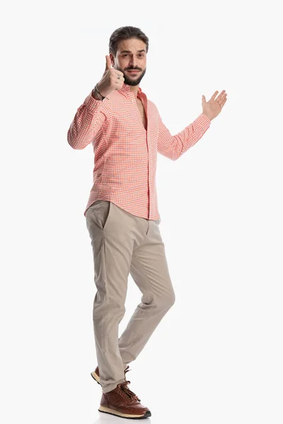 Уверенный Молодой Человек Клетчатой Рубашке Делает Большие Пальцы Вверх Знак — стоковое фото