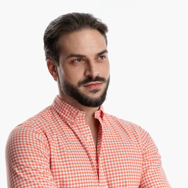 Портрет Сексуального Бородатого Мужчины Клетчатой Рубашке Смотрящего Сторону Позирующего Белом — стоковое фото