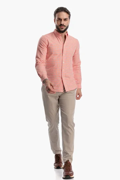 Neoholený Mladý Muž Plnovousem Kostkované Košili Sebevědomý Chodí Před Bílým — Stock fotografie